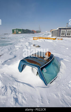 Eingeschneite Fahrzeuge bei Iqaluit Nunavut im Territorium, Kanada | Neve auto coperti a Iqaluitat, Nunavut teritorry, Canada Foto Stock