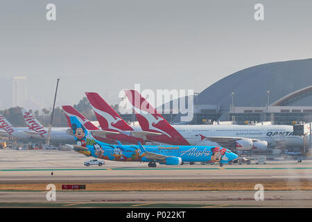 Alaska Airlines Boeing 737-800 Piano Passeggero nel "stiamo andando a Disneyland' livrea all'Aeroporto Internazionale di Los Angeles LAX, California, Stati Uniti d'America. Foto Stock