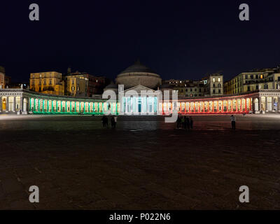 Vista panoramica di verde blu arancione illuminata di notte Piazza del Plebiscito sulla piazza con i turisti in Napoli Foto Stock