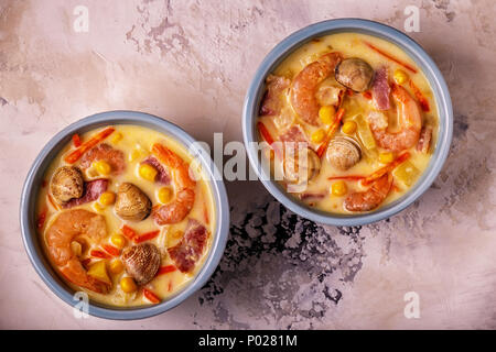 In casa clam chowder con gamberetti, vista dall'alto. Foto Stock