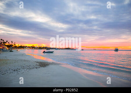 Incredibile bellissimo tramonto su un esotico spiaggia caraibica Foto Stock