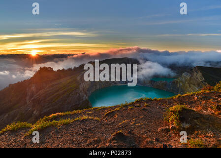 Alba sul Monte Kelimutu vulcano Crater Lake, Flores, Indonesia Foto Stock