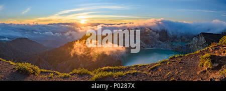 Alba sul Monte Kelimutu vulcano Crater Lake, Flores, Indonesia Foto Stock