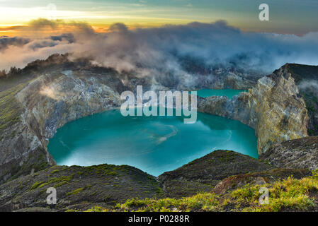 Alba sul Monte Kelimutu vulcano Crater Lake, Flores, Indonesia Foto Stock