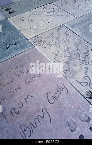 1992 film storico stelle a mano e a pedale consente di stampare nel cemento GRAUMANS Chinese Theatre HOLLYWOOD Los Angeles California USA Foto Stock