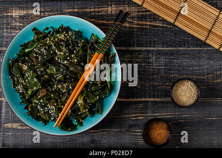 Insalata di Wakame, materie alghe, cucina Giapponese, vista dall'alto. Foto Stock