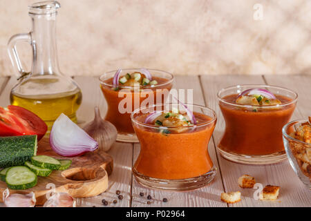 In stile spagnolo di zuppa gazpacho con pomodori e altri ortaggi e legumi e spezie, servito freddo. Foto Stock