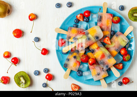 In casa popsicles con bacche e frutti, vista dall'alto. Foto Stock