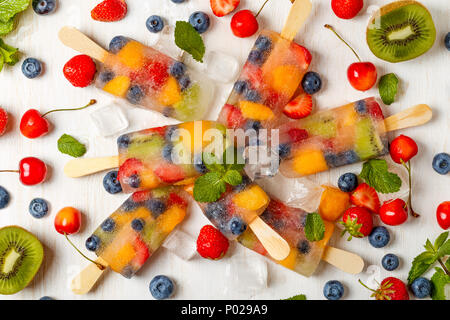 In casa popsicles con bacche e frutti, vista dall'alto. Foto Stock
