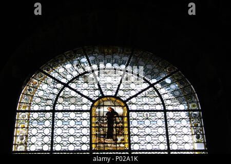 . Deutsch: Bleiglasfenster in der Kirche St-Sulpice a Parigi, Darstellung: Isidor von Madrid, mit Spaten inglese: vetrate nella chiesa di Saint Sulpice a Parigi, Francia Français : Eglise Saint-Sulpice (vitrail 1 de la chapelle de la Vierge) - Paris VI 17 Parigi St-Sulpice Isidor 735 Foto Stock