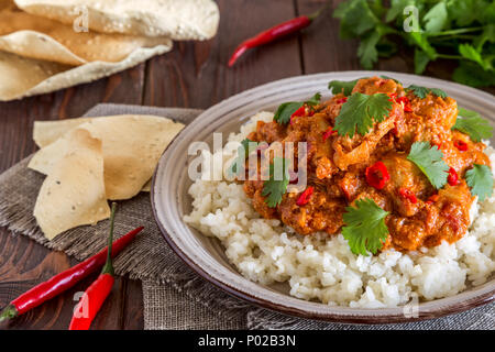 Pollo al curry con riso e il coriandolo, il fuoco selettivo. Foto Stock