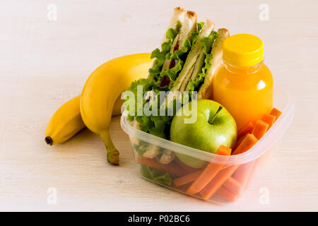 Scuola scatola di pranzo con sandwich, il fuoco selettivo. Foto Stock