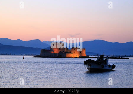 Bourtzi castello del mare di notte, Nafplio Foto Stock