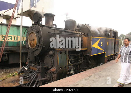 Driver del treno sul pavimento, Nilgiri ferrovia di montagna, Tamil Nadu, India Foto Stock