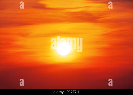 Sky con il cloud al tramonto sullo sfondo Foto Stock