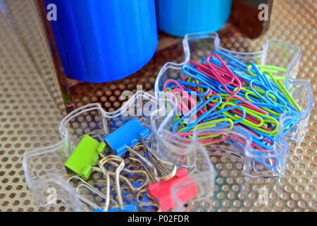 Fermagli per carta e il bulldog di clip in vassoi di plastica in un ufficio a casa Foto Stock