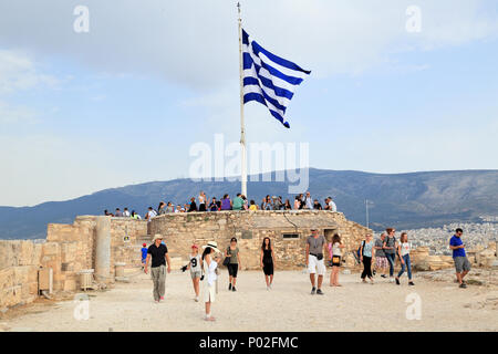 Bandiera della Grecia all'Acropoli Foto Stock
