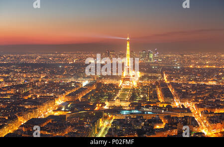 Parigi - 7 febbraio: Torre Eiffel luce mostrano prestazioni di notte il 7 febbraio 2015. La torre Eiffel è il monumento più visitato della Francia. Foto Stock