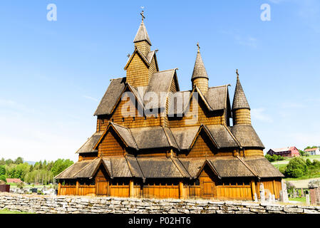 Il XIII secolo Heddal doga chiesa in una giornata di sole. Questa è la più grande chiesa della doga in Norvegia. Foto Stock