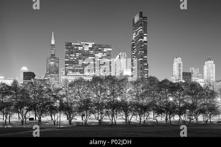 Immagine in bianco e nero di Chicago skyline notturno, STATI UNITI D'AMERICA. Foto Stock