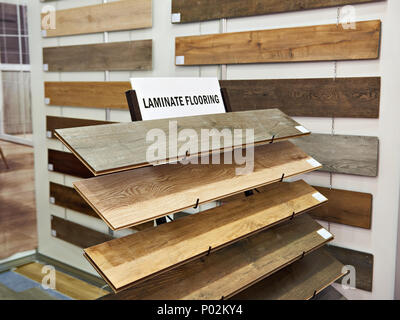 I campioni di legno pannelli in laminato nella costruzione store Foto Stock