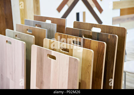 Campioni di decorazione di pannelli in legno per le pareti e il pavimento in negozio Foto Stock