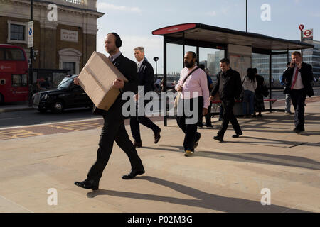 Pendolari e altri pedoni a piedi su London Bridge, la più antica della capitale attraversando il fiume Tamigi tra la capitale del distretto finanziario della City di Londra e la Southwark sulla banca del sud il 6 giugno 2018, a Londra, Regno Unito. Foto Stock