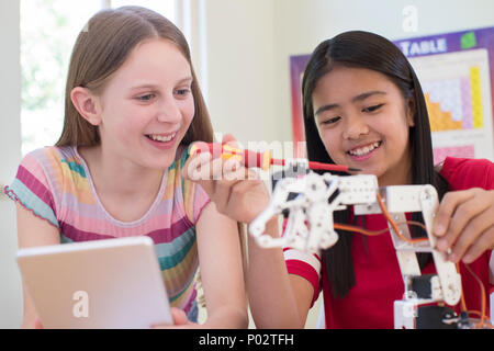 Due allievi femminile nella lezione di scienze che studiano la robotica Foto Stock