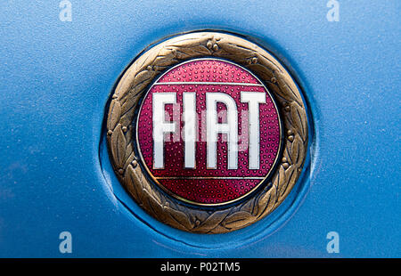 Fiat vecchio logo nel cofano di una vettura Fiat vecchio logo nel cofano di una automobile Foto Stock