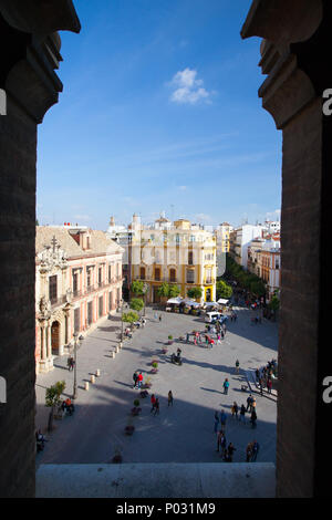 Siviglia, Spagna - Novembre 19,2016: vista aerea dalla parte superiore della cattedrale di Siviglia, Spagna. Cattedrale di Siviglia è la più grande cattedrale gotica e il thi Foto Stock