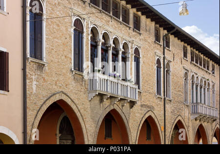 Elegante edificio storico nella città vecchia di Portogruaro, Italia Foto Stock