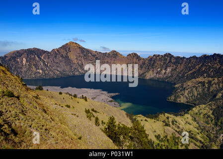 Il cratere del lago di Rinjani Vulcano, Lombok Foto Stock