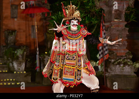 Artisti di danza Balinese, antica tradizione di danza nell'isola di Bali, Indonesia Foto Stock