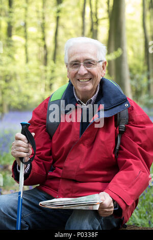 Ritratto di Senior uomo sulla passeggiata attraverso Bluebell Wood Foto Stock