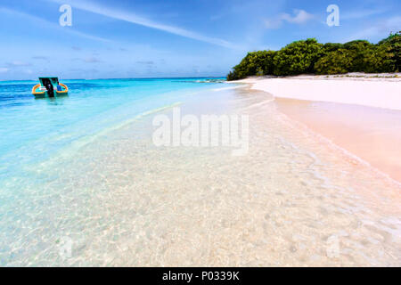 Litorale di un atollo disabitato presso le isole delle Maldive con sabbia bianca e acqua trasparente e mangrovie Foto Stock