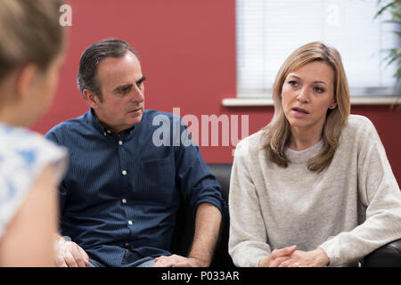 Coppia matura a discutere di problemi con rapporto consigliere Foto Stock