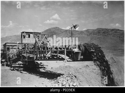 Terminale del trasportatore a nastro del sistema di smaltimento in Rattlesnake Canyon con vista che mostra la navetta rig. - Foto Stock