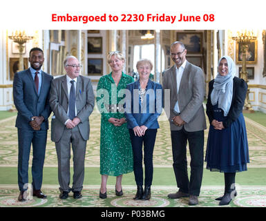 È sotto embargo per 2230 Venerdì 08 Giugno destinatari del Queen's Birthday Honours elenco, (da sinistra a destra) Jermain Defoe, John Davies, Jo Malone, Kathleen Moore, Thomas Ilube e Akeela Ahmed a Lancaster House, Londra. Foto Stock