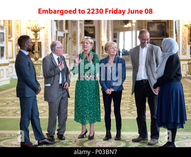 È sotto embargo per 2230 Venerdì 08 Giugno destinatari del Queen's Birthday Honours elenco, (da sinistra a destra) Jermain Defoe, John Davies, Jo Malone, Kathleen Moore, Thomas Ilube e Akeela Ahmed a Lancaster House, Londra. Foto Stock