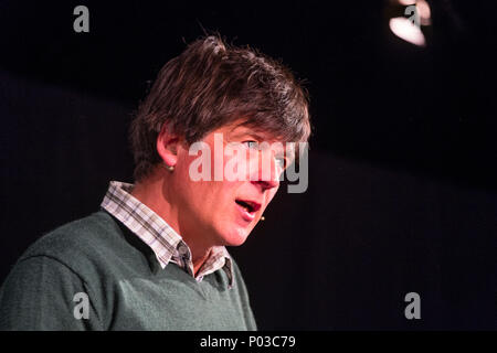 Orazio Morpugo , storico e scrittore in materia ambientale, parlando all'Hay Festival della letteratura e delle arti, Maggio 2018 Foto Stock