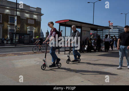 Pendolari e altri pedoni a piedi su London Bridge, la più antica della capitale attraversando il fiume Tamigi tra la capitale del distretto finanziario della City di Londra e la Southwark sulla banca del sud il 6 giugno 2018, a Londra, Regno Unito. Foto Stock