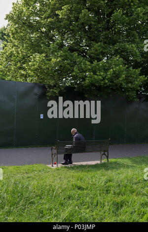 Attorno alla parete del perimetro del campo Giorno Festival il 1 giugno 2018, in Brockwell Park, South London borough di Lambeth, Inghilterra. Evidenziando l'uso di spazio verde per l'impresa privata ha portato a manifestazioni di protesta in tutto il Regno Unito, contro i consigli di borough di consegnare i parchi pubblici altrimenti goduti dalle comunità locali per molte settimane prima e dopo l'evento. Foto Stock