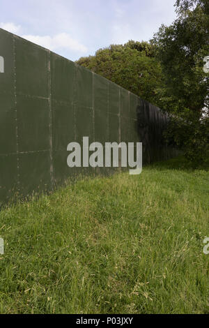 Attorno alla parete del perimetro del campo Giorno Festival il 1 giugno 2018, in Brockwell Park, South London borough di Lambeth, Inghilterra. Evidenziando l'uso di spazio verde per l'impresa privata ha portato a manifestazioni di protesta in tutto il Regno Unito, contro i consigli di borough di consegnare i parchi pubblici altrimenti goduti dalle comunità locali per molte settimane prima e dopo l'evento. Foto Stock