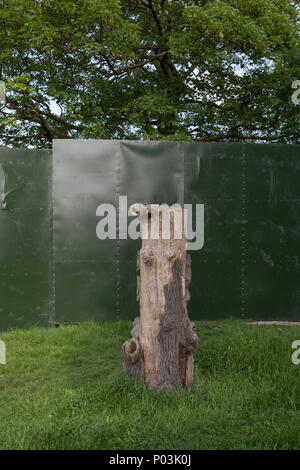 Attorno alla parete del perimetro del campo Giorno Festival il 1 giugno 2018, in Brockwell Park, South London borough di Lambeth, Inghilterra. Evidenziando l'uso di spazio verde per l'impresa privata ha portato a manifestazioni di protesta in tutto il Regno Unito, contro i consigli di borough di consegnare i parchi pubblici altrimenti goduti dalle comunità locali per molte settimane prima e dopo l'evento. Foto Stock