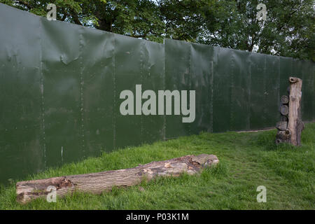 Attorno alla parete del perimetro del campo Giorno Festival il 1 giugno 2018, in Brockwell Park, South London borough di Lambeth, Inghilterra. Evidenziando l'uso di spazio verde per l'impresa privata ha portato a manifestazioni di protesta in tutto il Regno Unito, contro i consigli di borough di consegnare i parchi pubblici altrimenti goduti dalle comunità locali per molte settimane prima e dopo l'evento. Foto Stock