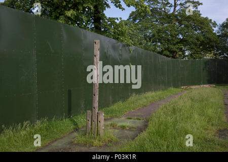 Attorno alla parete del perimetro del campo Giorno Festival il 1 giugno 2018, in Brockwell Park, South London borough di Lambeth, Inghilterra. Evidenziando l'uso di spazio verde per l'impresa privata ha portato a manifestazioni di protesta in tutto il Regno Unito, contro i consigli di borough di consegnare i parchi pubblici altrimenti goduti dalle comunità locali per molte settimane prima e dopo l'evento. Foto Stock