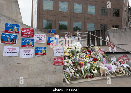 Per il primo anniversario del London Bridge e di Borough Market attacchi terroristici nel 2017, fiori e i messaggi vengano lasciati sul lato sud del ponte, il 4 giugno 2018, a Londra, in Inghilterra. Foto Stock