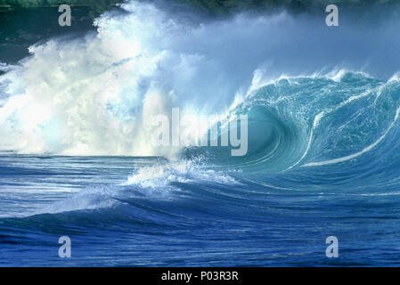 1992 STORICA GIGANTESCA ONDA DEL TUNNEL D'ONDA SHOREBREAK Foto Stock