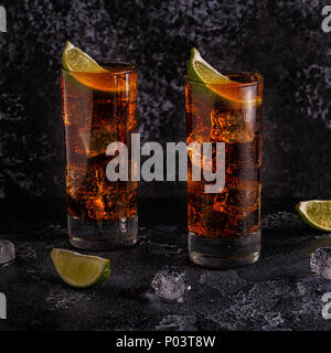 Il rum e la cola cuba libre con calce e ghiaccio, il fuoco selettivo. Foto Stock