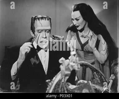 Pellicola originale titolo: IL MUNSTERS. Titolo inglese: il MUNSTERS. Anno: 1964. Stelle: YVONNE DE CARLO; FRED GWYNNE. Credito: CBS/MCA/UNIVERSAL / Album Foto Stock